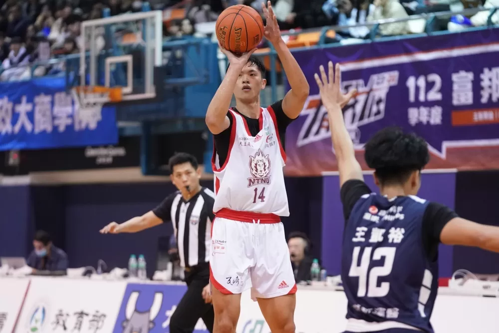 臺師曾信武11分9籃板。
