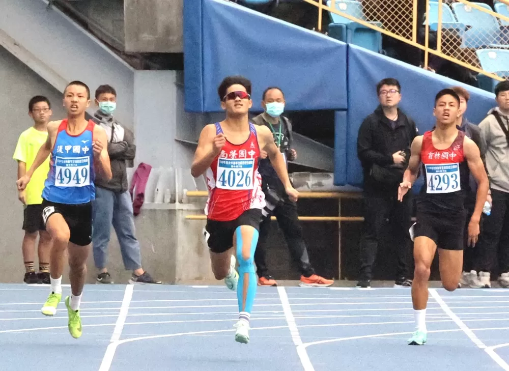 南榮國中簡皓恩（中）400公尺預賽破大會、決賽奪金。林嘉欣／攝影。