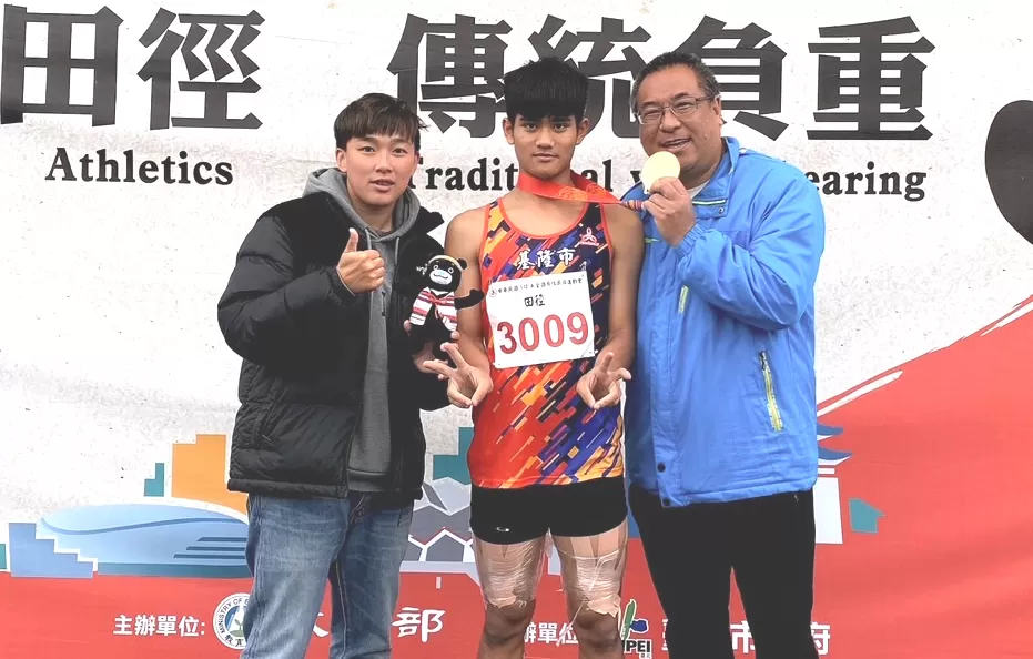 簡皓恩（中）和教練周郁晏（左）及鄭建民（右）。資料照片　周郁晏提供。