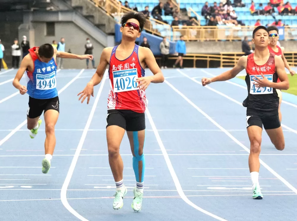 南榮國中簡皓恩400公尺預賽破大會、決賽奪金。林嘉欣／攝影。
