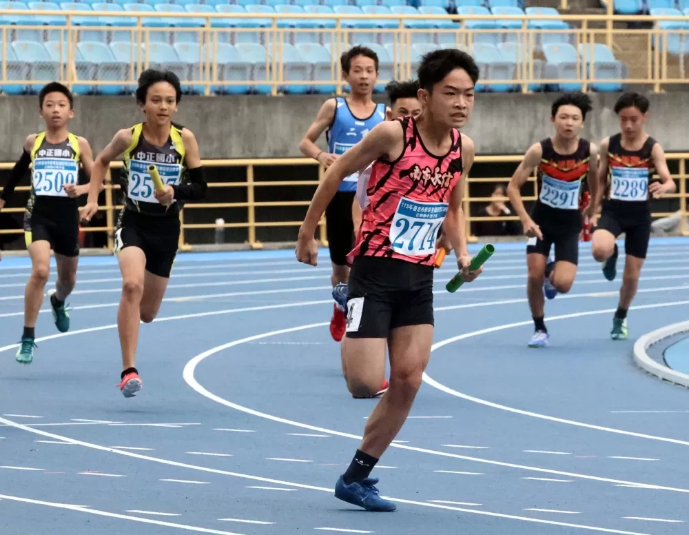 永信國小在國小男子400公尺接力五連冠。林嘉欣／攝影。