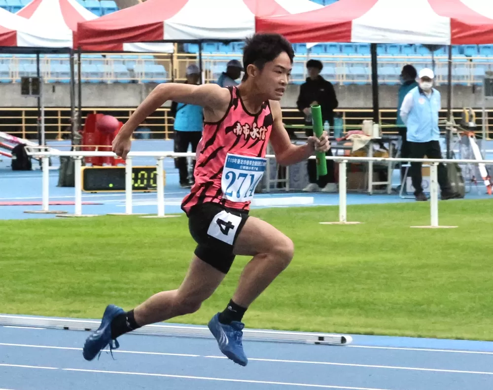 永信國小在國小男子400公尺接力五連冠。林嘉欣/攝影。
