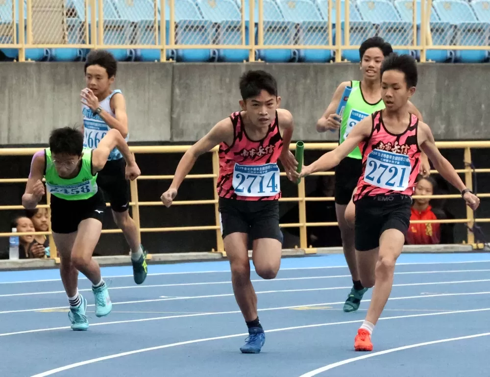 永信國小在國小男子400公尺接力五連冠。林嘉欣／攝影。