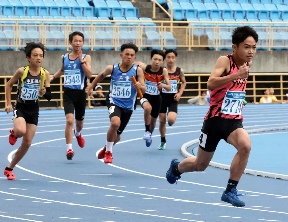 永信國小在國小男子400公尺接力五連冠。林嘉欣／攝影。