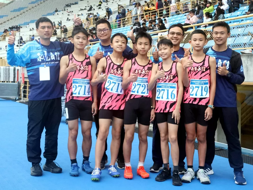 沒體育班的永信國小在國小男子400公尺接力五連冠超嗨。林嘉欣/攝影。