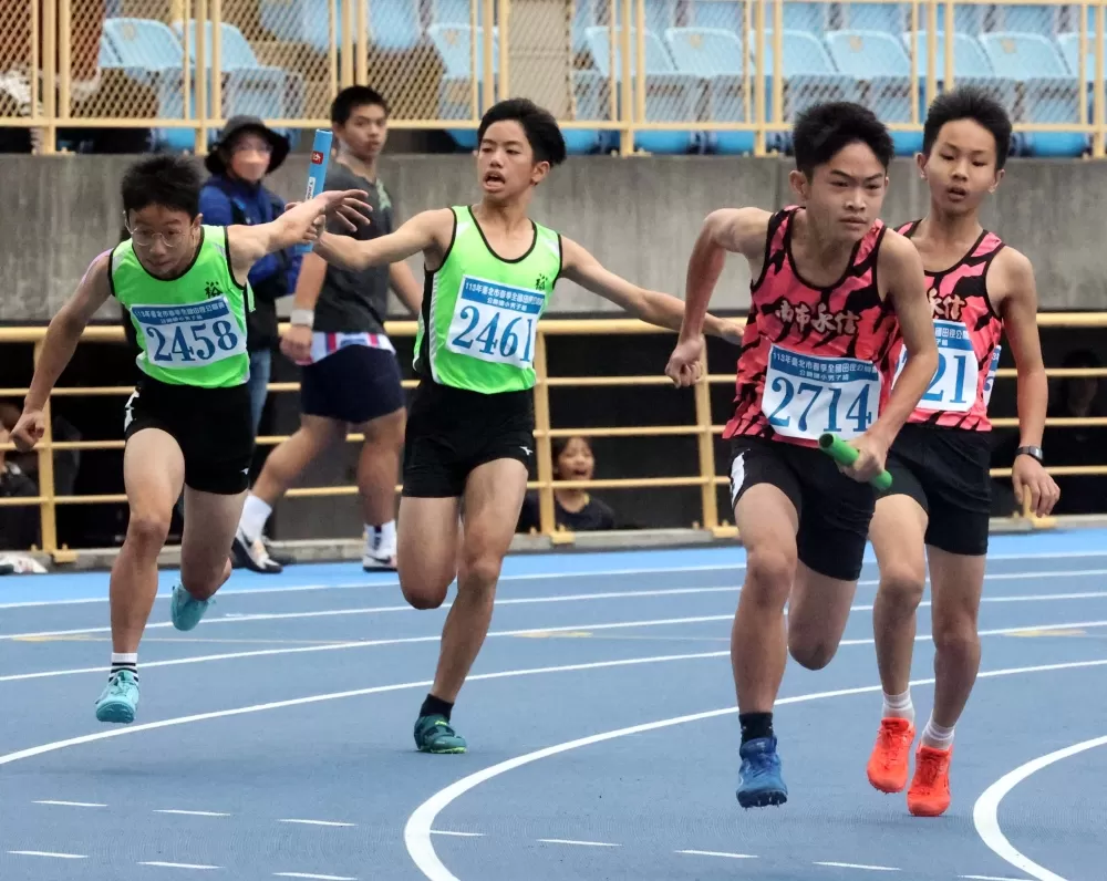永信國小在國小男子400公尺接力五連冠。林嘉欣／攝影。