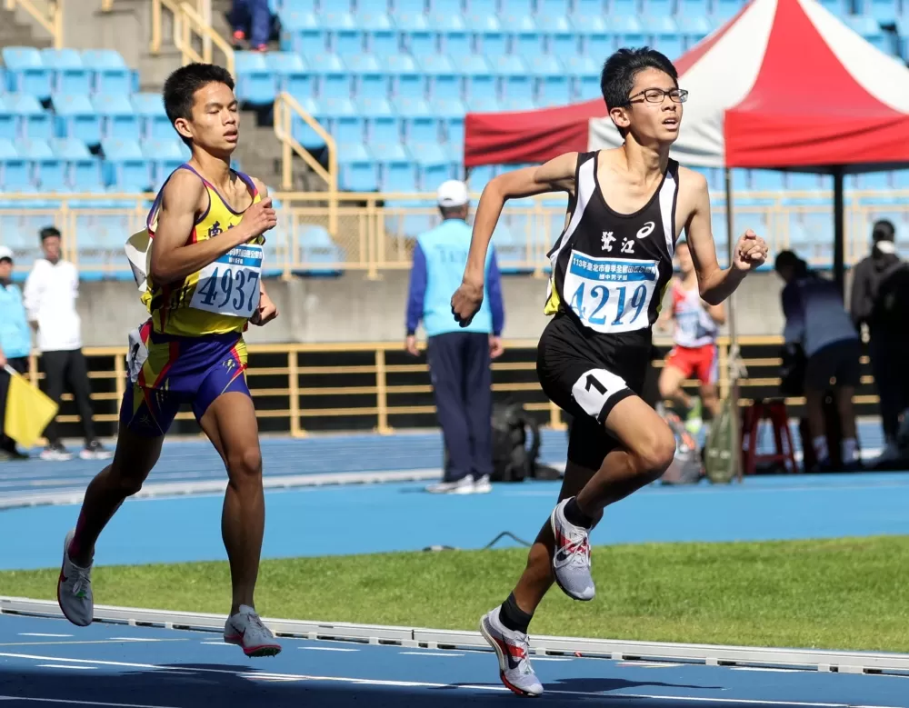 王誠宇(前)破懸17年的春季賽國男1500公尺大會紀錄。林嘉欣/攝影。