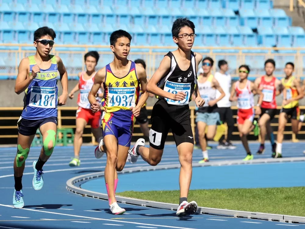 王誠宇（前）破懸17年的春季賽國男1500公尺大會紀錄。林嘉欣／攝影。