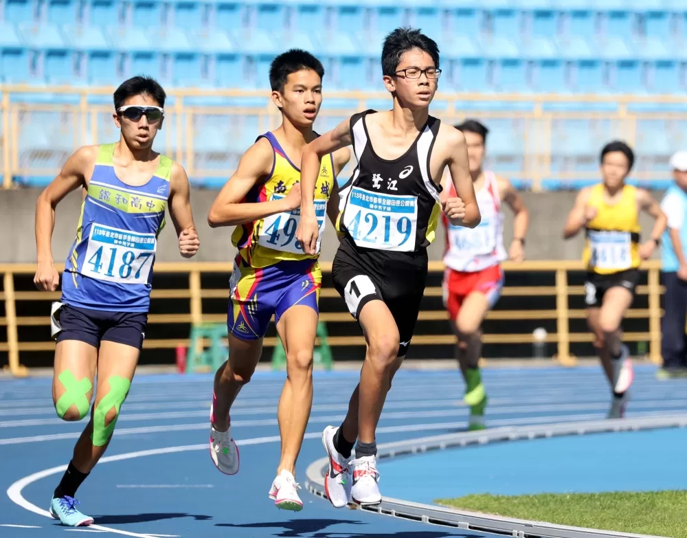 王誠宇（前）破懸17年的春季賽國男1500公尺大會紀錄。林嘉欣／攝影。