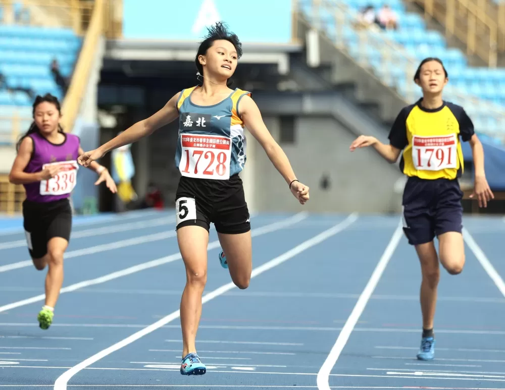 嘉北國小黃苡瑄200公尺奪金破大會。林嘉欣/攝影。