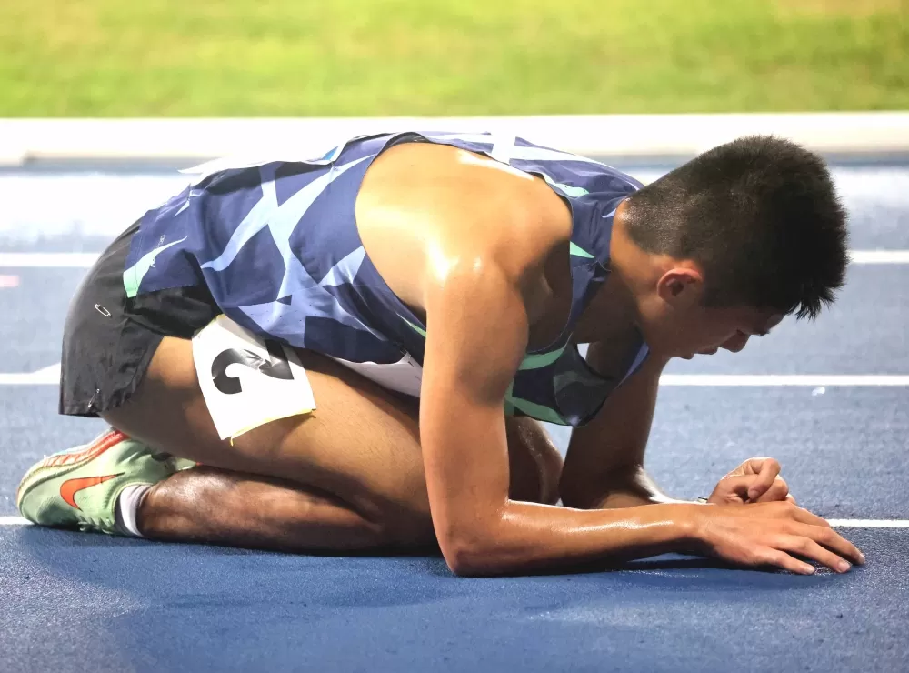 林哲緯抵達終點時嘔到跪地敲地板。林嘉欣/攝影。