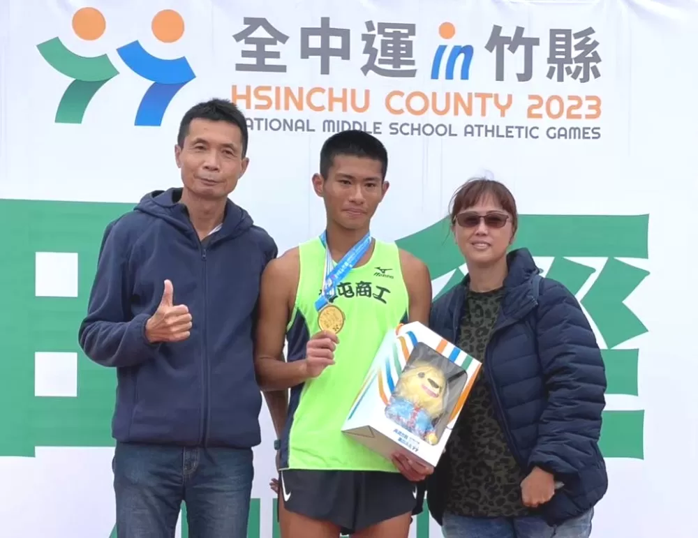 林哲緯和高中教練簡榮基及師母陳佳伶。簡榮基提供。