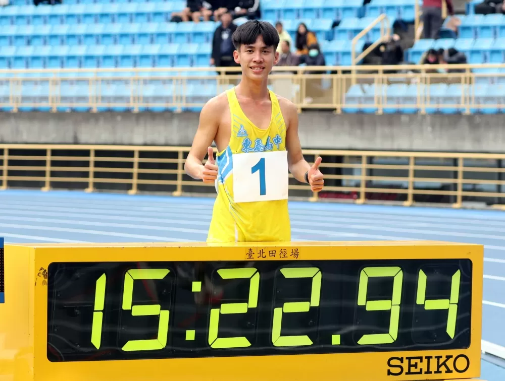東泰高中風承顥(前)破懸24年紀錄,雙破大會奪雙金。林嘉欣/攝影。