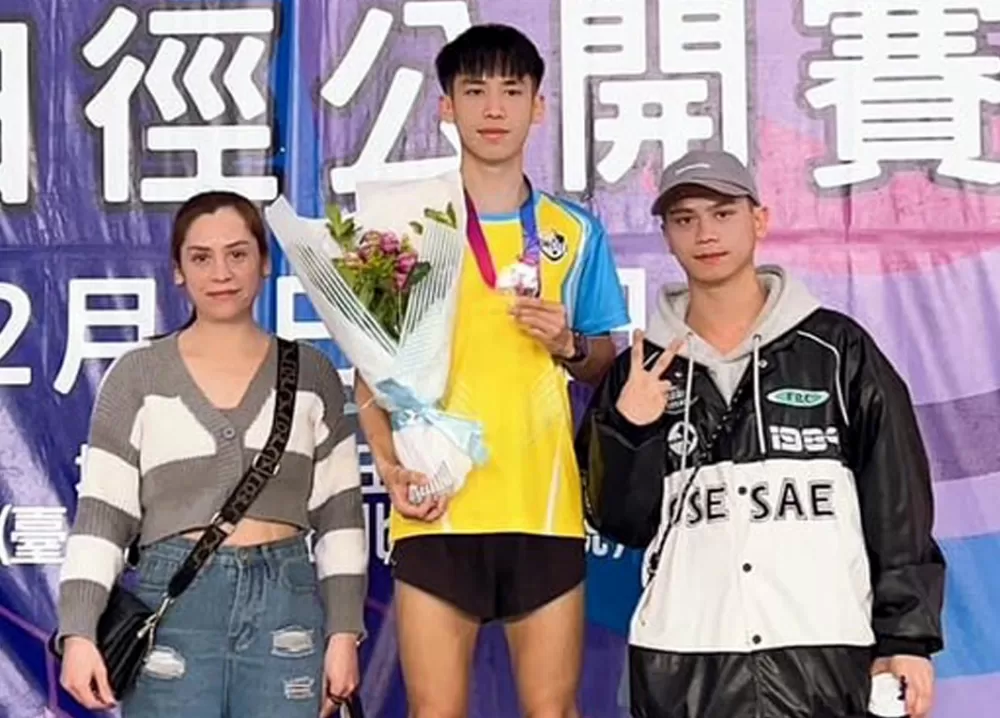 東泰高中風承顥（中）和媽媽及哥哥。風承顥／提供。