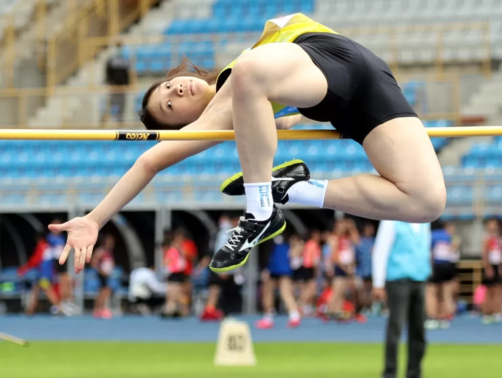 東泰高中林沛萱低空飛越七項全能大會紀錄奪雙金。林嘉欣／攝影。