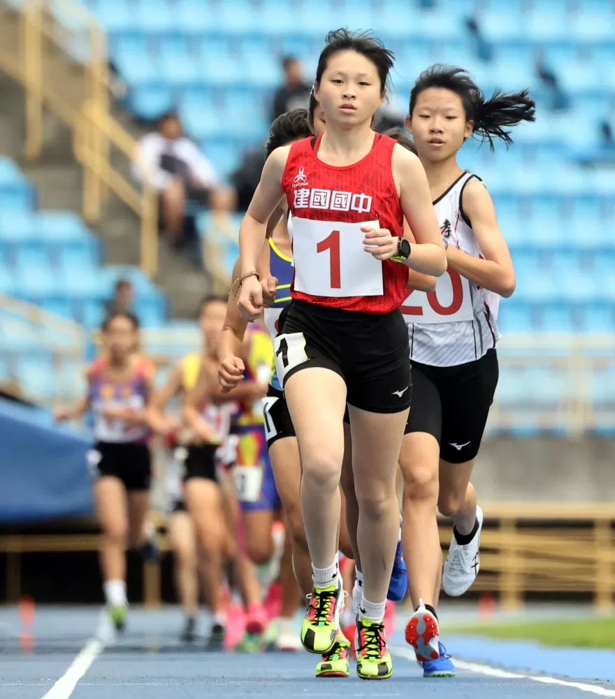 苗栗縣建國國中余稜嫻10:47.64奪金破大會。林嘉欣／攝影。
