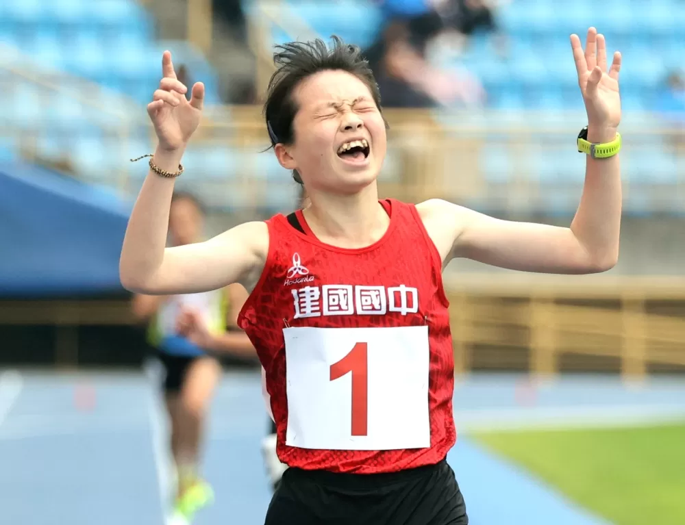 苗栗縣建國國中余稜嫻10:47.64奪金破大會。林嘉欣／攝影。