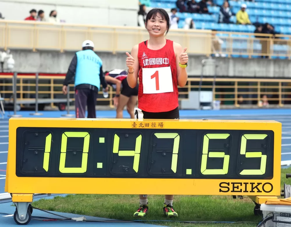 苗栗縣建國國中余稜嫻10:47.64奪金破大會。林嘉欣／攝影。