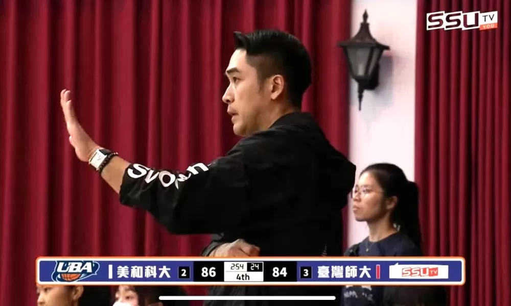 總教練顏君彰在比賽時總是神情嚴肅坐陣指揮(美和科大提供)。