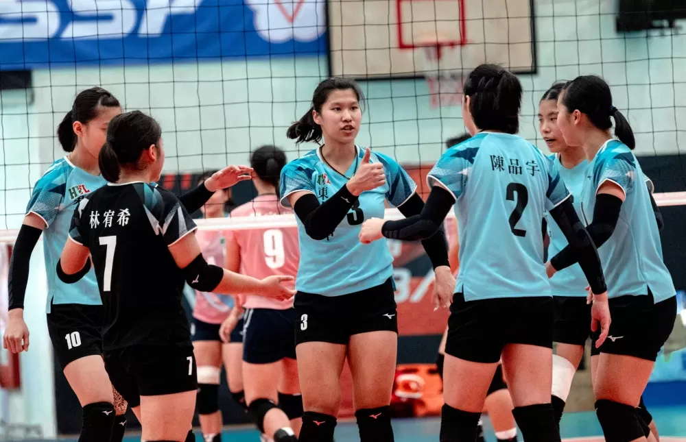 許芳閩（中）鼓勵隊友。高中體總提供。下同。