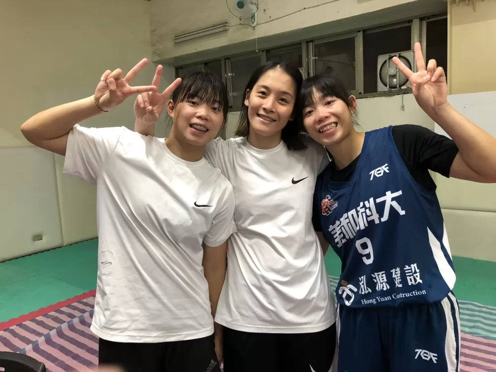 美和陳千惠(中)與左右小天使許家雙胞胎。