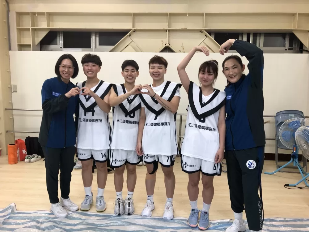北市大教練檔與4名準畢業生。