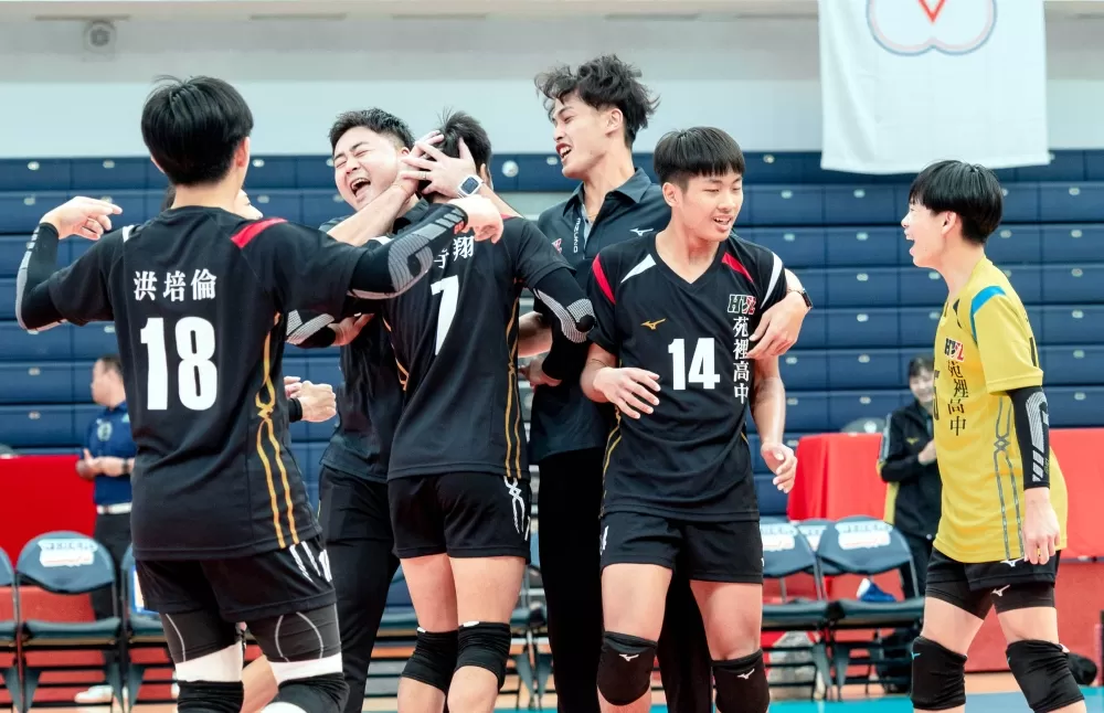 苑裡拿下複賽首勝，隊友和高宇翔（7號）嗨翻。