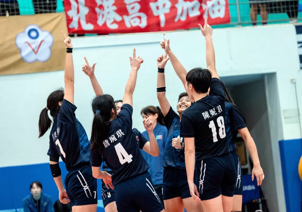 北港高中得分後招牌動作歡呼。