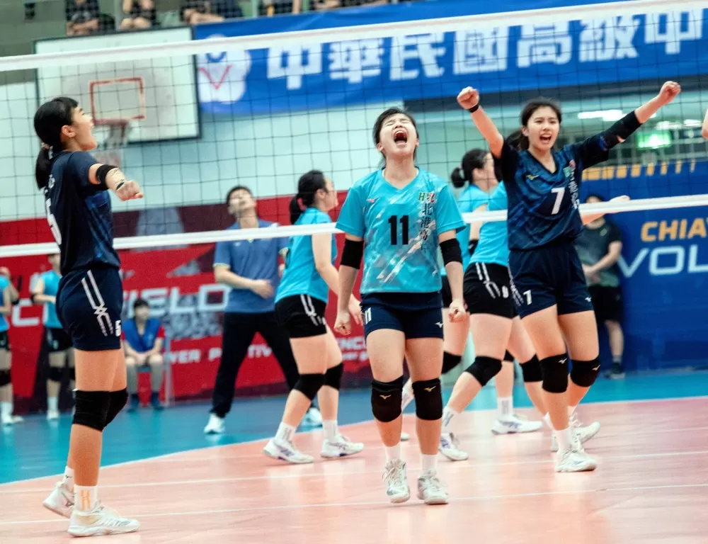 北港高中得分後吶喊歡呼。高中體總提供。下同。