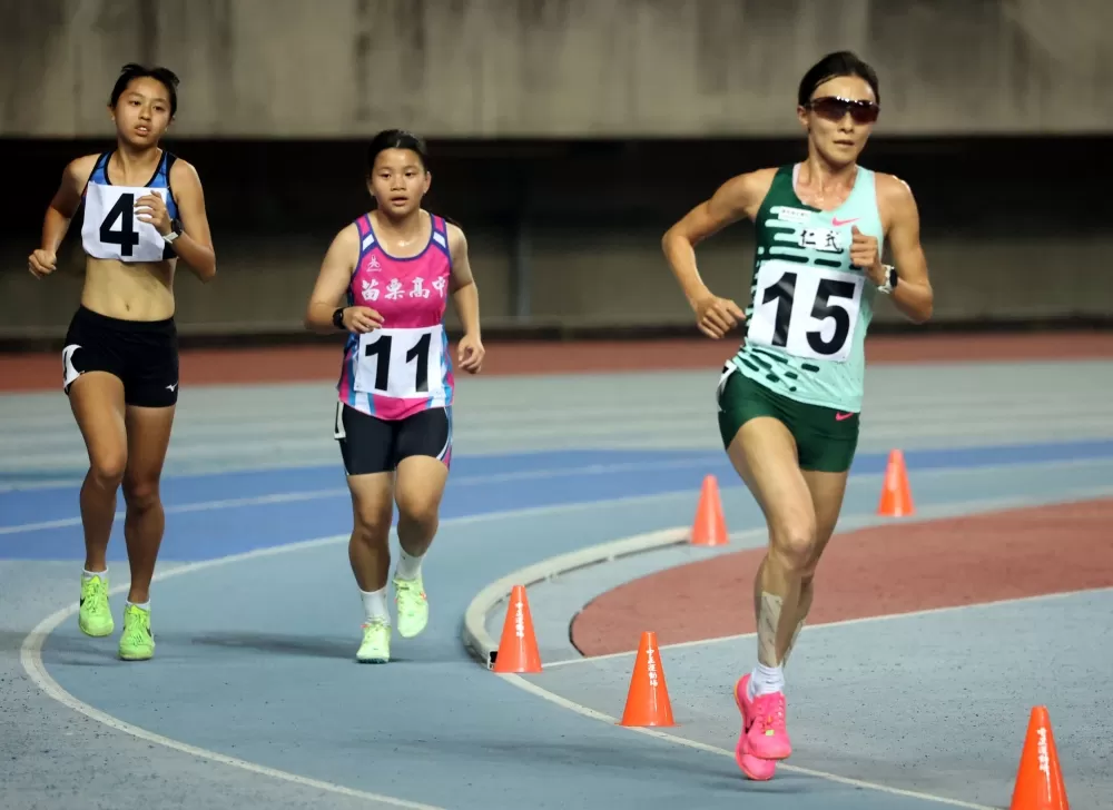 謝千鶴（前）破大會。林嘉欣／攝影。