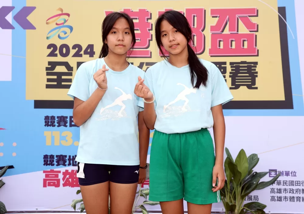 胡語桐（右）跳高奪金破大會，孿生妹妹胡語真大受鼓舞。林嘉欣／攝影。