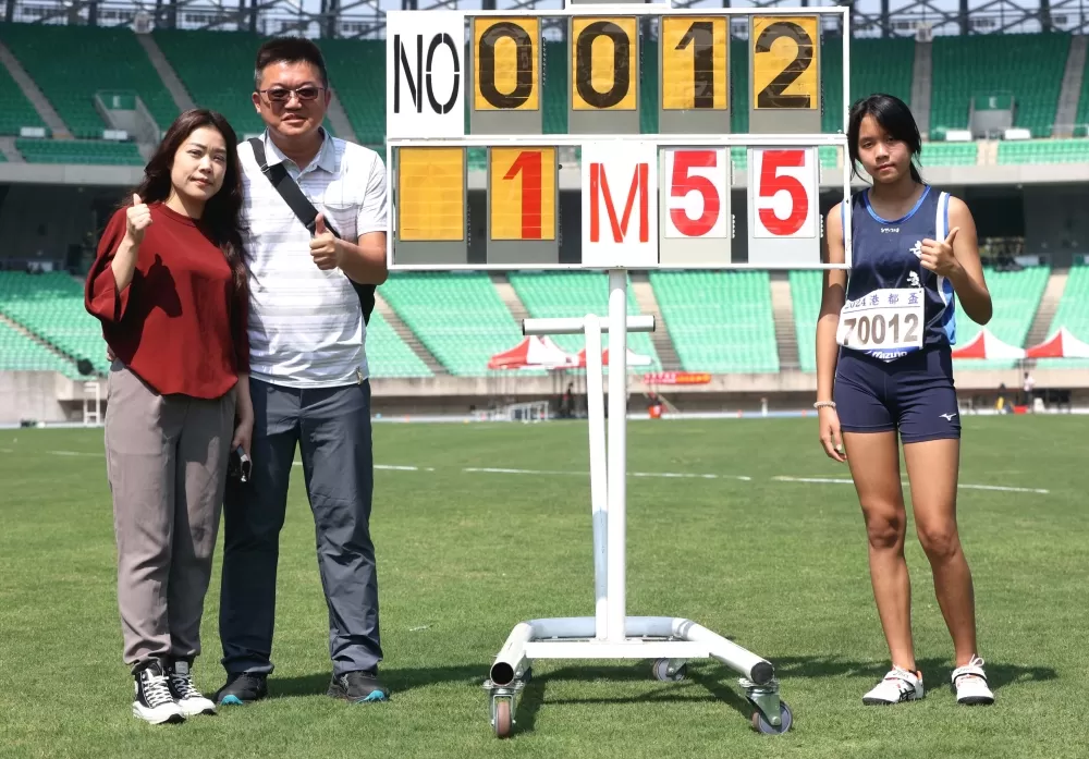 胡語桐跳高奪金破大會後和雙親合照。林嘉欣／攝影。