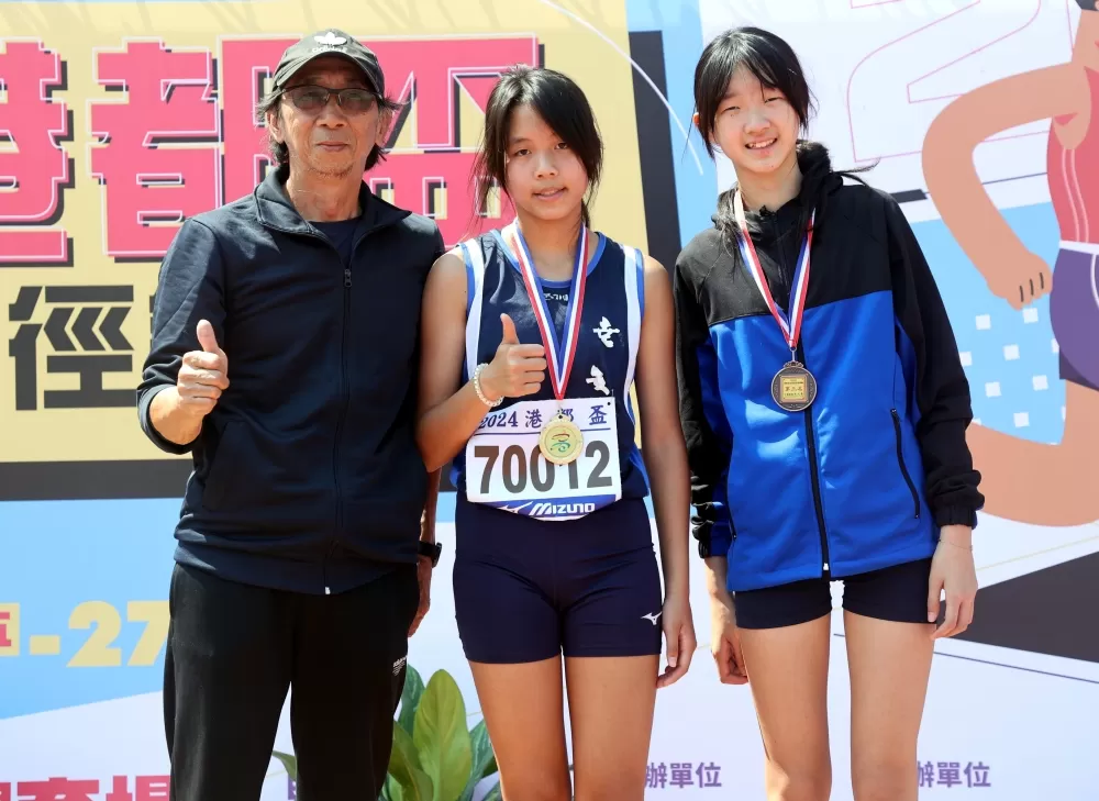 胡語桐（中）跳高奪金破大會。林嘉欣／攝影。