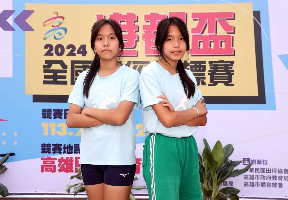 胡語桐（右）跳高奪金破大會，孿生妹妹胡語真大受鼓舞。林嘉欣／攝影。