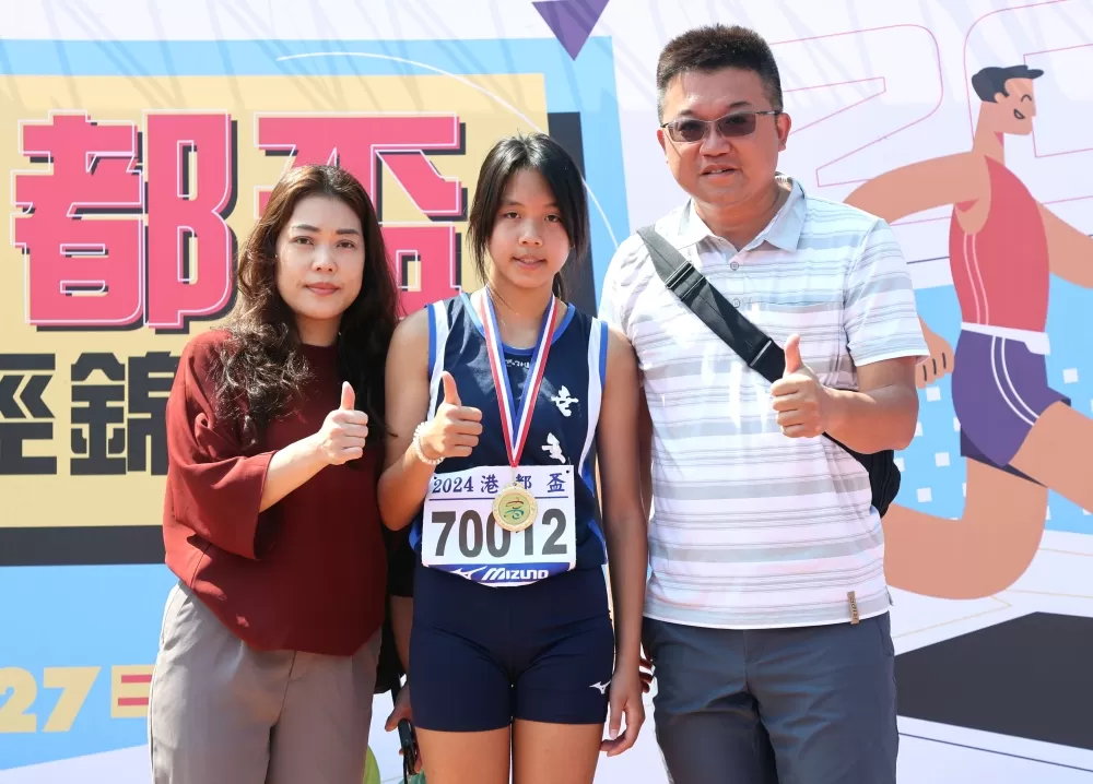 胡語桐和雙親。林嘉欣／攝影。