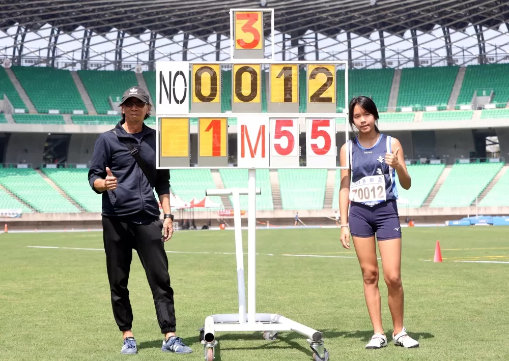 胡語桐（右）跳高奪金破大會。林嘉欣／攝影。