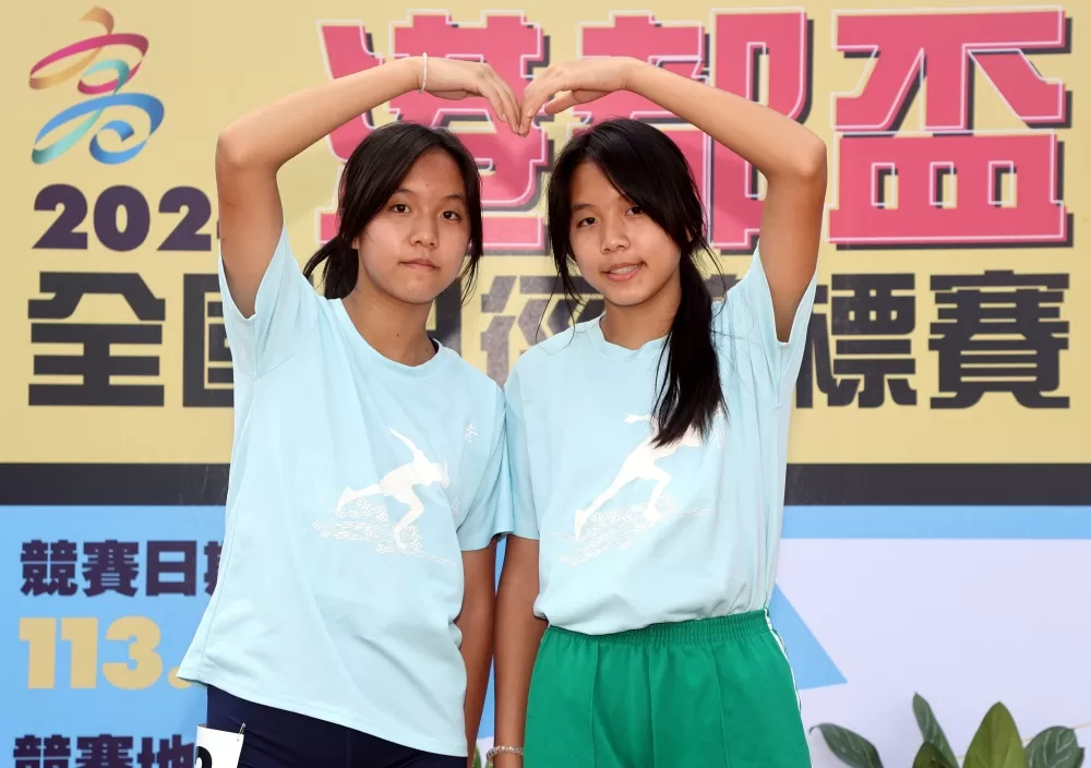 胡語桐（右）跳高奪金破大會，孿生妹妹胡語真大受鼓舞。林嘉欣／攝影。