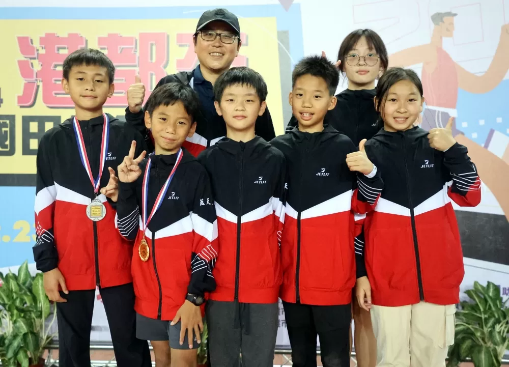 岳子雲（左二）奪金破大會。林嘉欣／攝影。