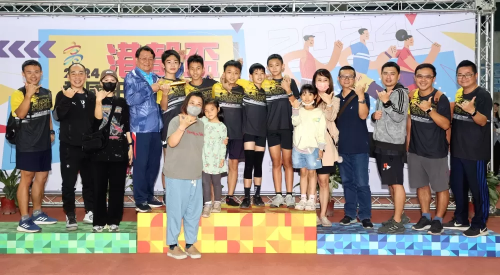 沒體育班的永信國小寫「六連冠」。林嘉欣/攝影。