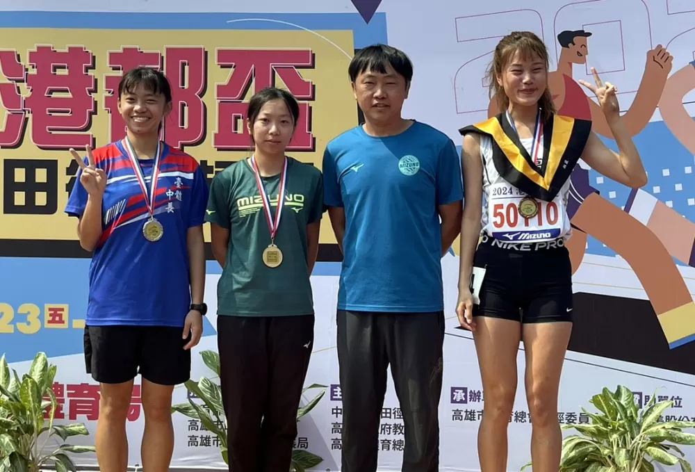 鄔心語（左二）感謝教練林瑩展（右二）沒放棄她。林瑩展／提供。