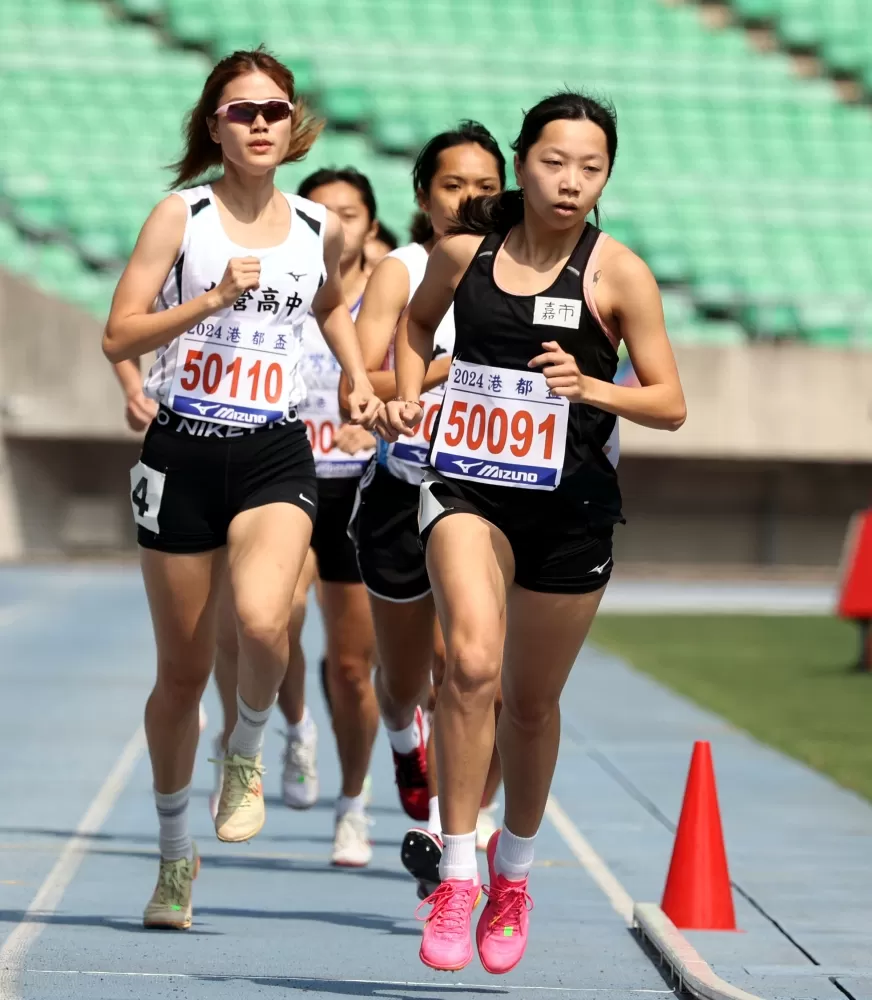 鄔心語（前）在副項1500公尺破大會。林嘉欣／攝影。