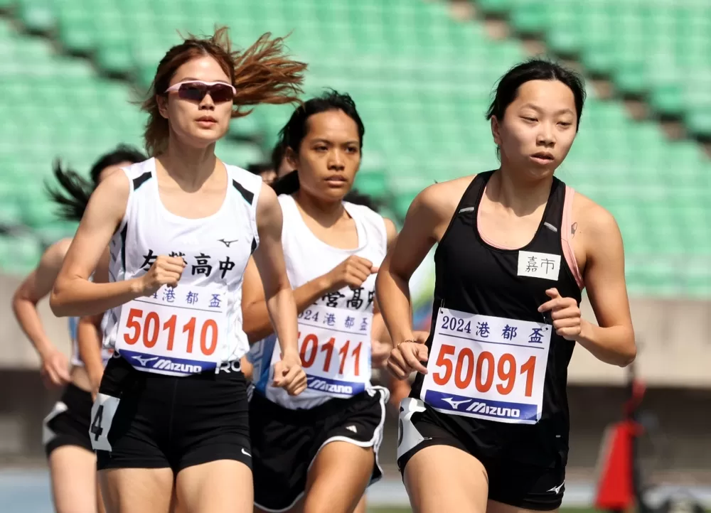 鄔心語（前）在副項1500公尺破大會。林嘉欣／攝影。