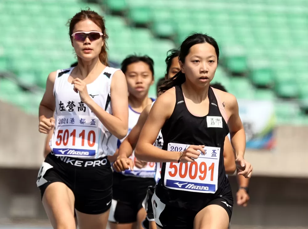 鄔心語（前）在副項1500公尺破大會。林嘉欣／攝影。