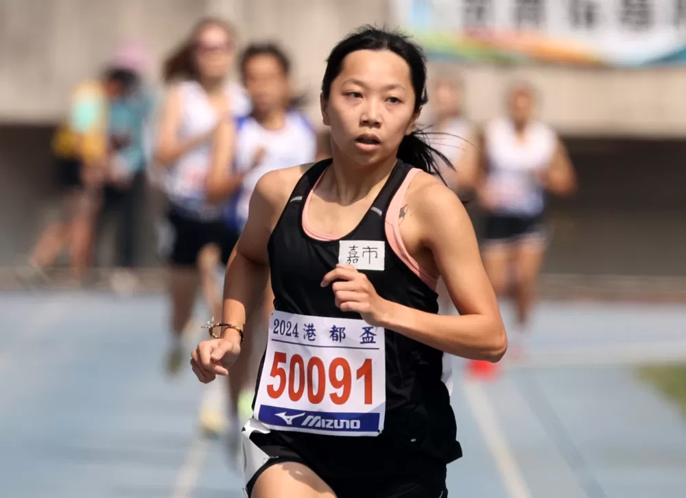 鄔心語（前）在副項1500公尺破大會。林嘉欣／攝影。