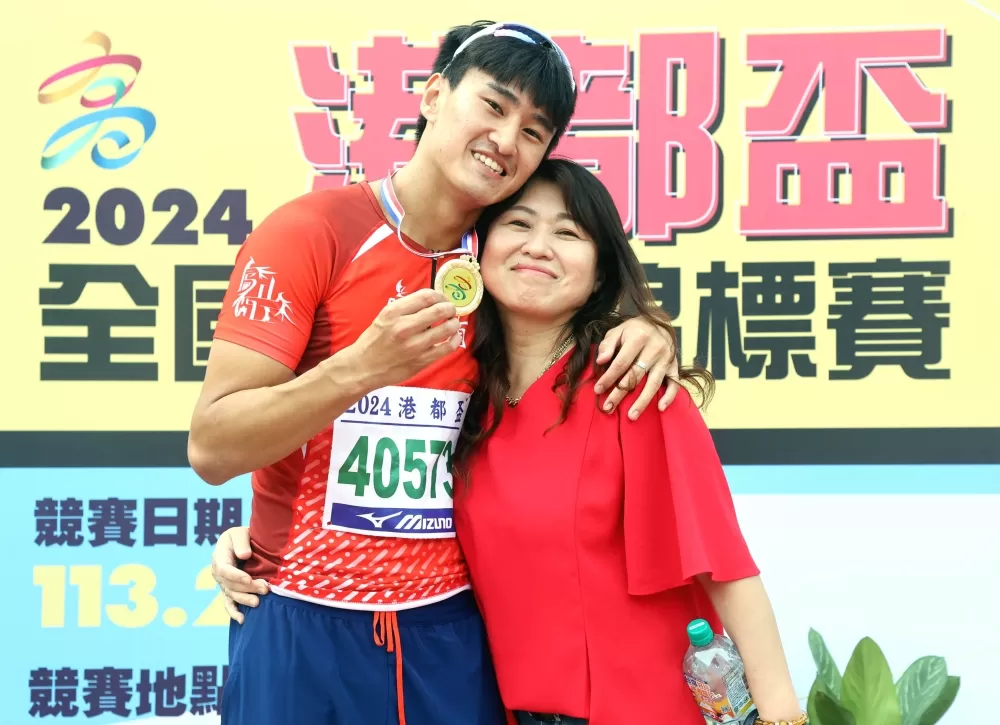 謝元愷和媽媽。林嘉欣／攝影。