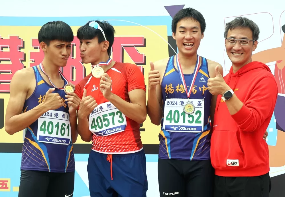 頒獎時謝元愷（左二）和吳育廷（左）假裝玩親親，把大夥逗樂了。林嘉欣／攝影。