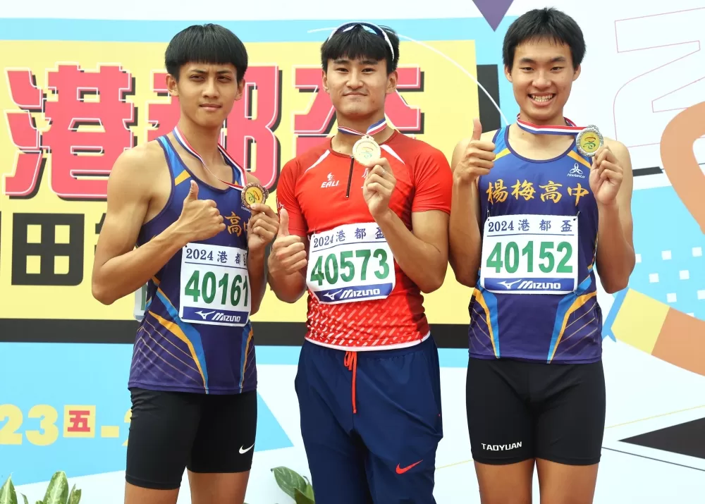 高男百十跨欄前三名。林嘉欣／攝影。