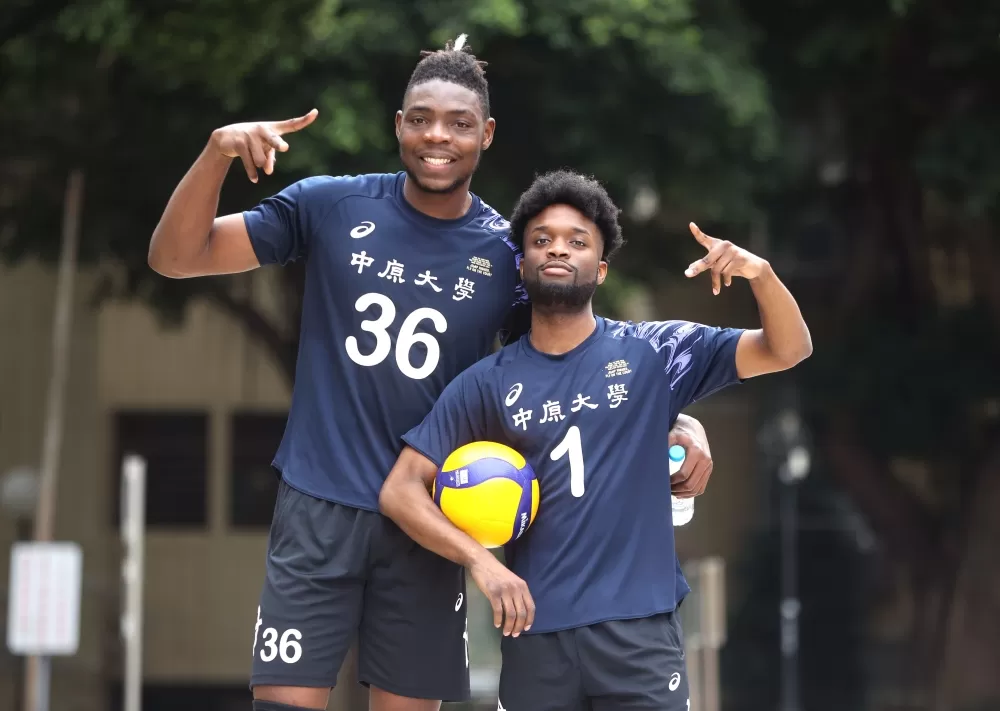 中原大學李尼希米(右)和210公分的艾力。林嘉欣/攝影。