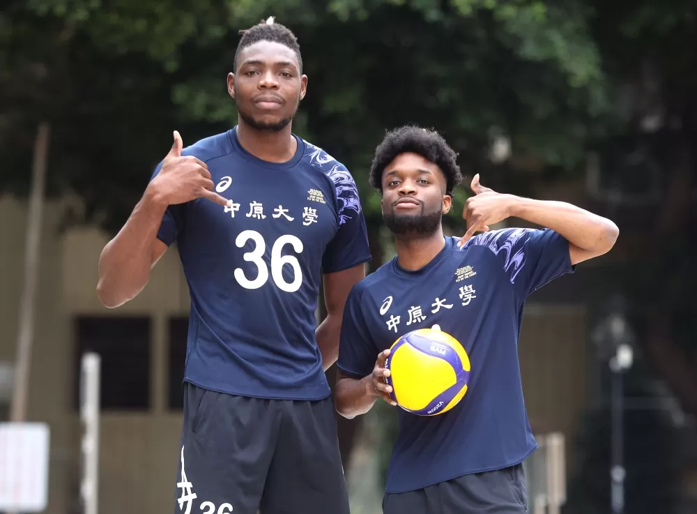 李尼希米和210公分的艾力。林嘉欣／攝影。