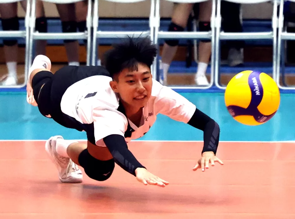 台師大球員奮力救球。